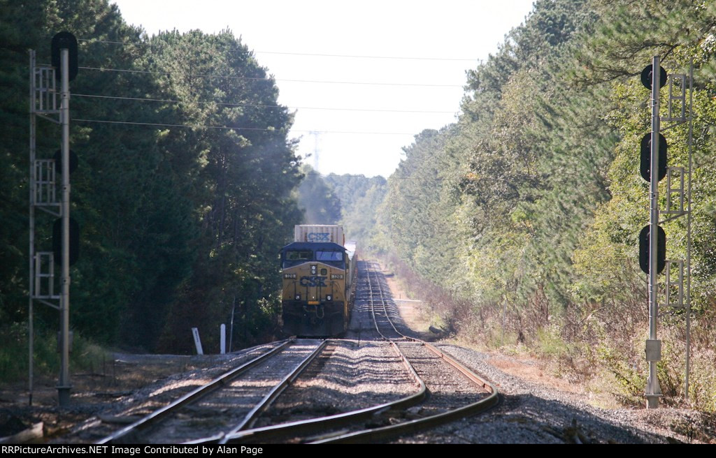 CSX 128 pauses with a line of containers at the N.E. Aberdeen signals
